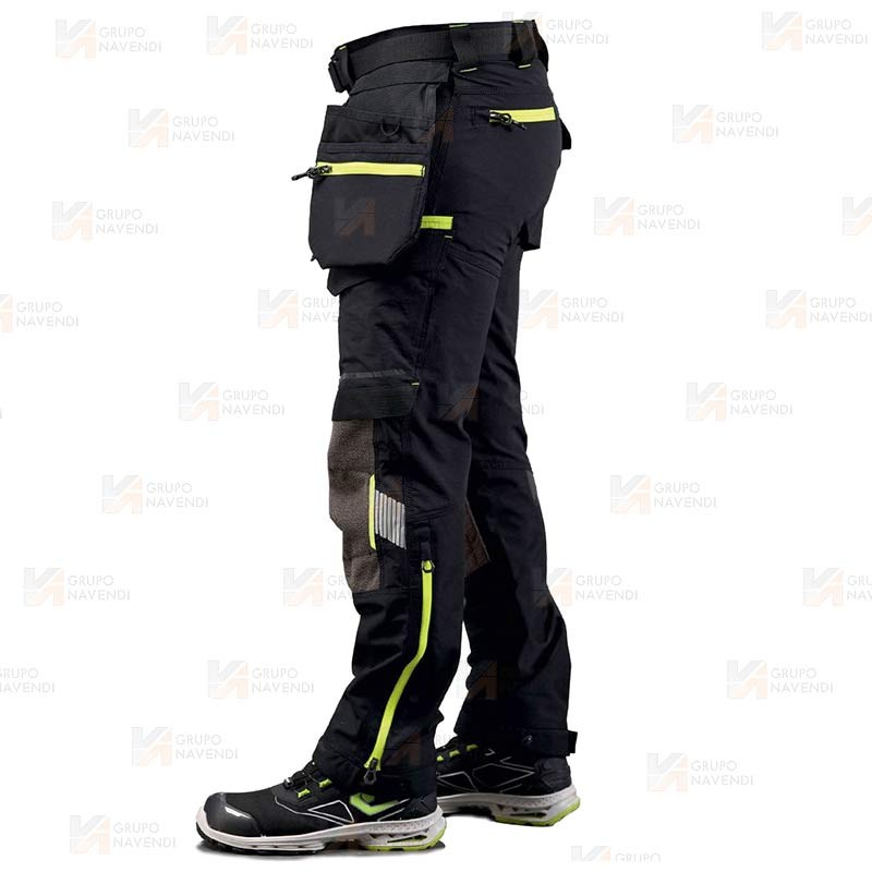 Pantalón Strech entallado con refuerzos y bolsillos desmontables