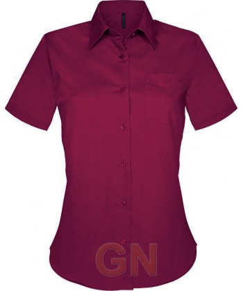 Camisa de manga corta con bolsillo para mujer. Color burdeos