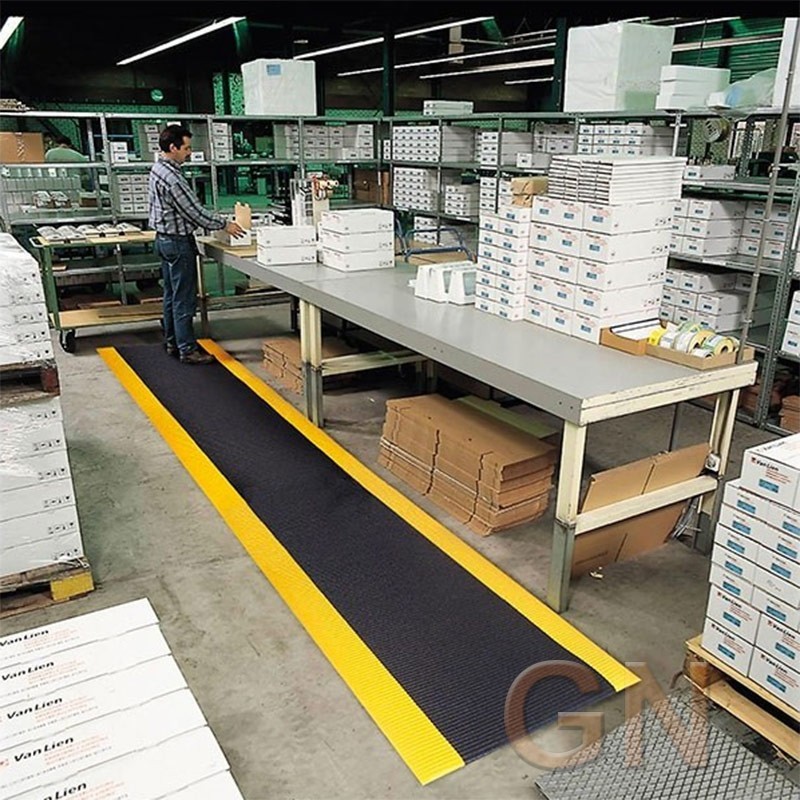 Alfombra estriada a lo ancho para pasillos en zonas secas y cargas medias
