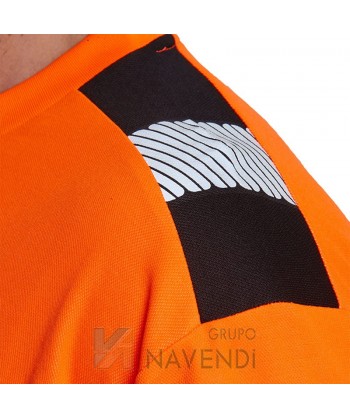 Camiseta alta visibilidad con cintas reflectantes segmentadas