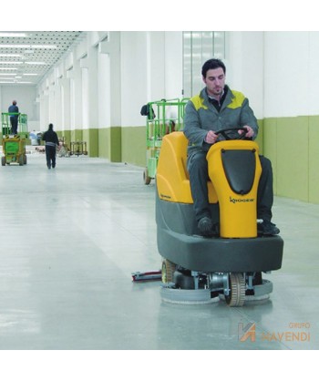 Fregadora hombre a bordo a batería capaz de fregar 6.200 m²/hora y un ancho de 900 mm