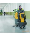 Fregadora hombre a bordo a batería capaz de fregar 6.200 m²/hora y un ancho de 900 mm