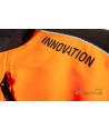 Chaqueta naranja de alta visibilidad con refuerzos y cintas reflectantes segmentadas