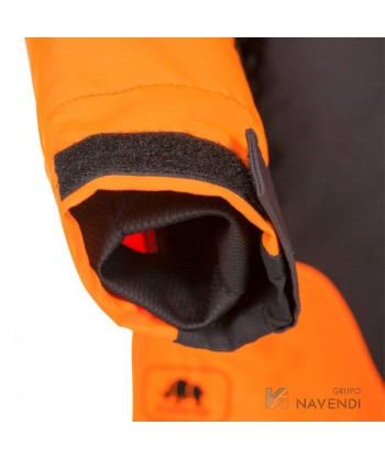 Chaqueta naranja de alta visibilidad con refuerzos y cintas reflectantes segmentadas