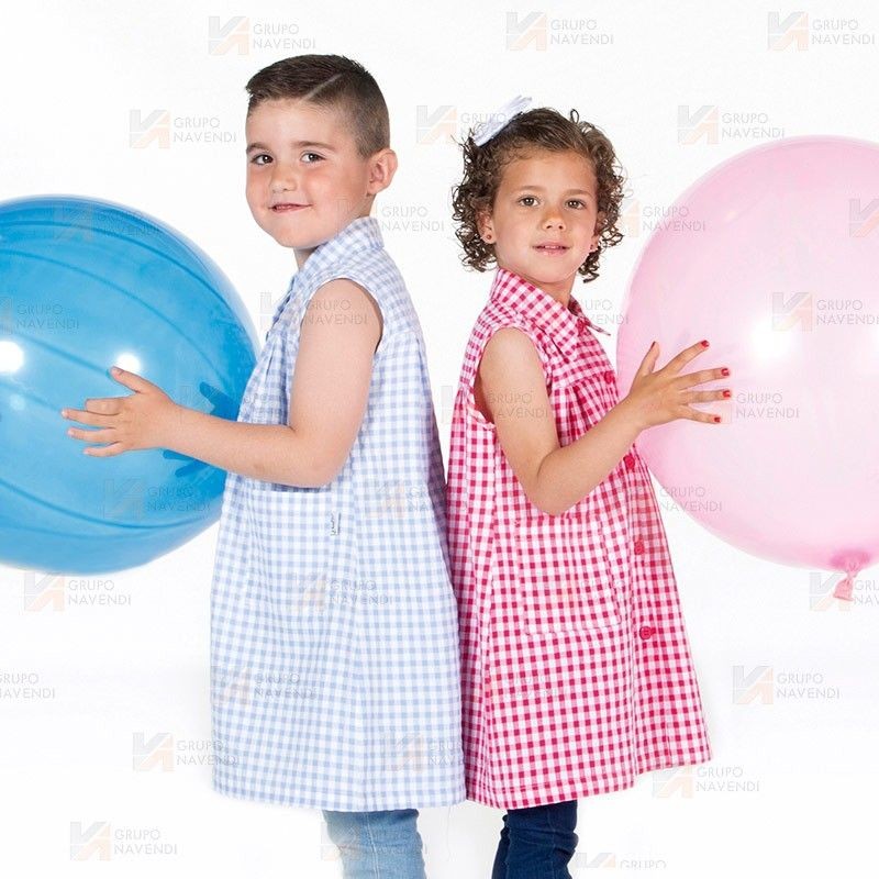 Babi o bata con dibujos infantiles en tejido vichy a cuadros para guarderías y colegios
