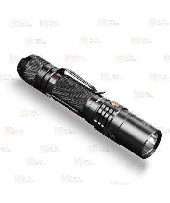 Linterna táctica UC35V2 recargable con micro USB. Proporciona 1000 lúmenes y alcanza los 266 metros