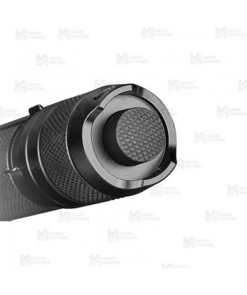 Linterna táctica UC35V2 recargable con micro USB. Proporciona 1000 lúmenes y alcanza los 266 metros