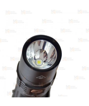 Linterna táctica UC35V2 recargable con micro USB. Proporciona 1000 lúmenes y alcanza los 266 metros