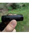 Linterna táctica UC35V2 recargable con micro USB. Proporciona 1000 lúmenes y alcanza los 266 metros