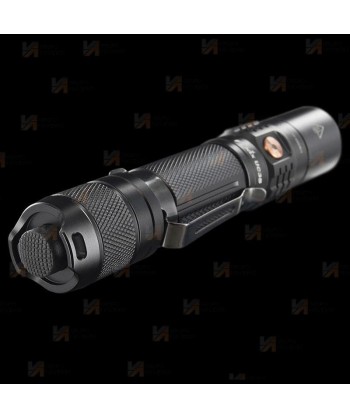 Linterna táctica UC35V2 recargable con micro USB. Proporciona 1000 lúmenes y alcanza los 266 metros