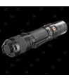 Linterna táctica UC35V2 recargable con micro USB. Proporciona 1000 lúmenes y alcanza los 266 metros