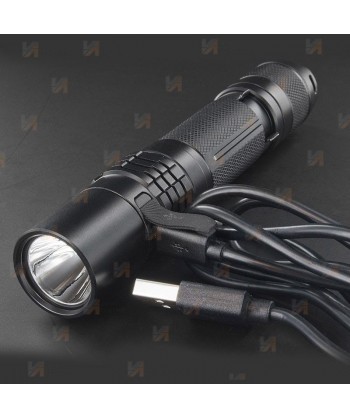 Linterna táctica UC35V2 recargable con micro USB. Proporciona 1000 lúmenes y alcanza los 266 metros