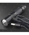 Linterna táctica UC35V2 recargable con micro USB. Proporciona 1000 lúmenes y alcanza los 266 metros