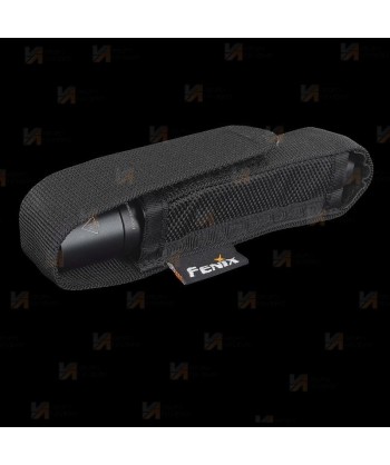 Linterna táctica UC35V2 recargable con micro USB. Proporciona 1000 lúmenes y alcanza los 266 metros