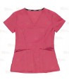 Casaca sanitaria entallada de cuello pico en tejido elástico color fucsia para mujer