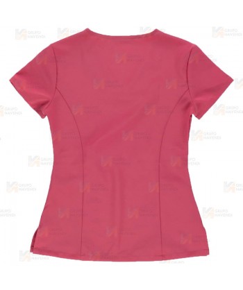 Casaca sanitaria entallada de cuello pico en tejido elástico color fucsia para mujer