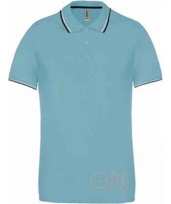 Polo azul celeste de manga corta con el cuello y mangas combinados en blanco y marino