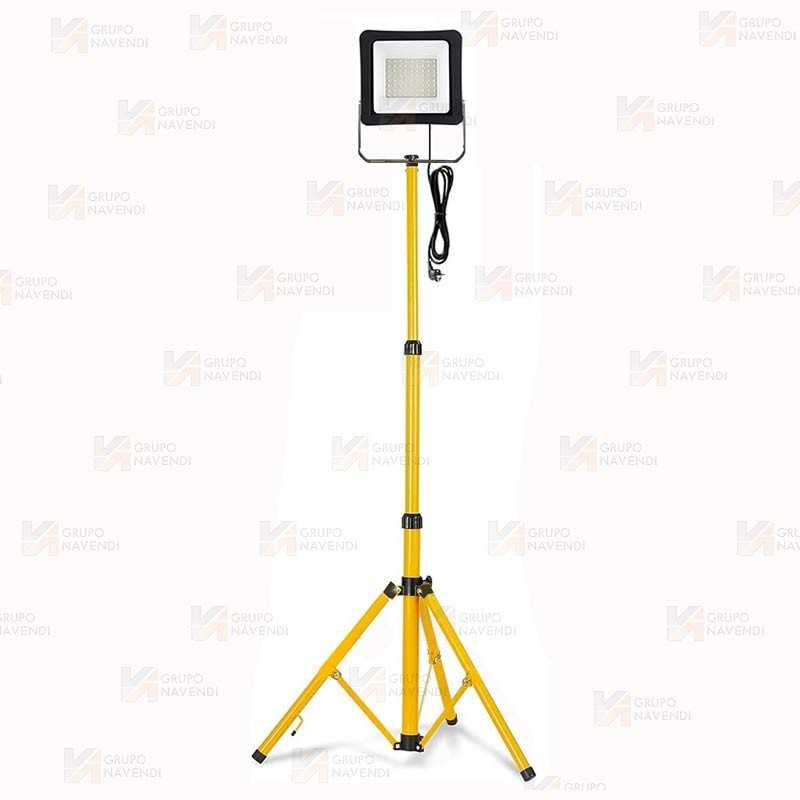 Trípode profesional con un foco led de 50 W  ( 4.500 Lúmenes)