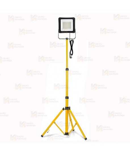 Trípode profesional con un foco led de 50 W  ( 4.500 Lúmenes)
