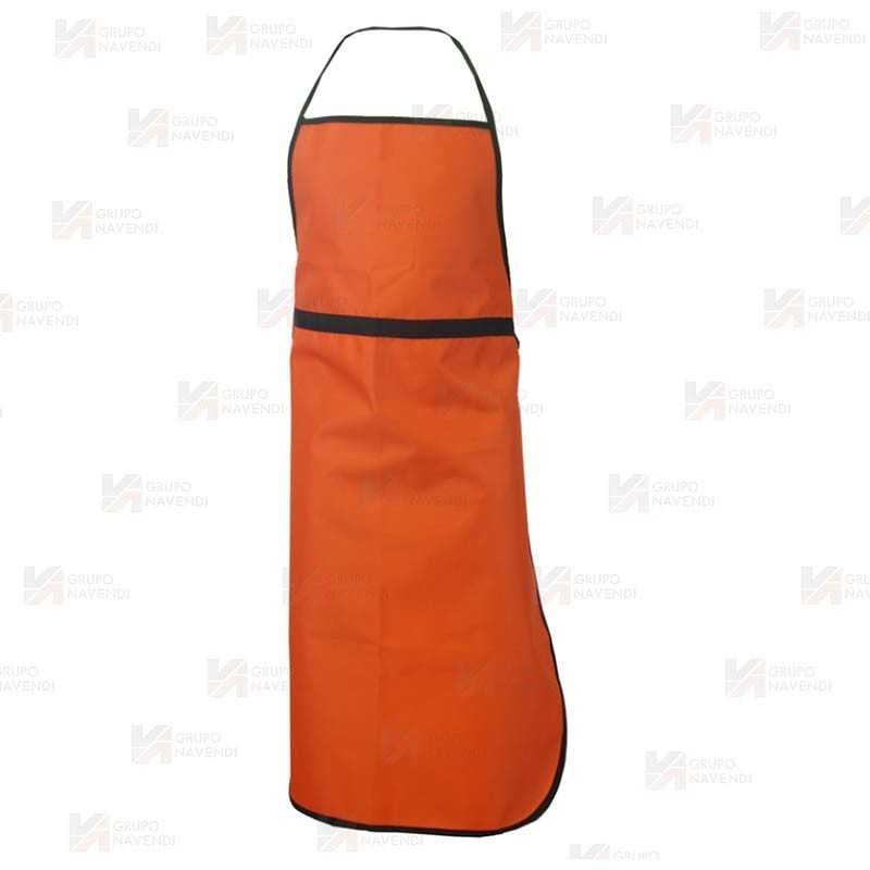 Mandil impermeable multiusos color naranja en operaciones de desbroce