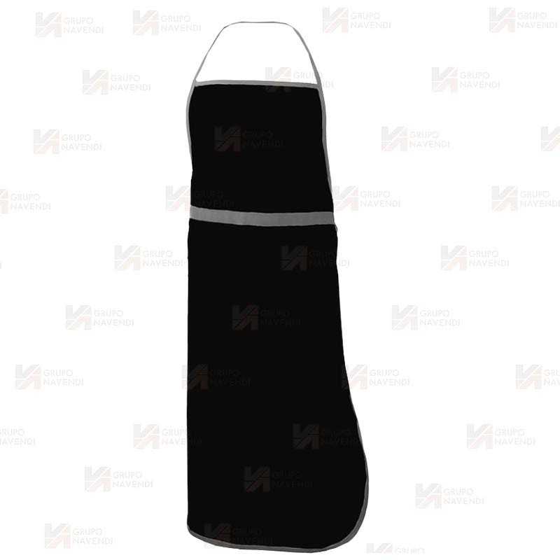Mandil impermeable multiusos color negro en operaciones de desbroce