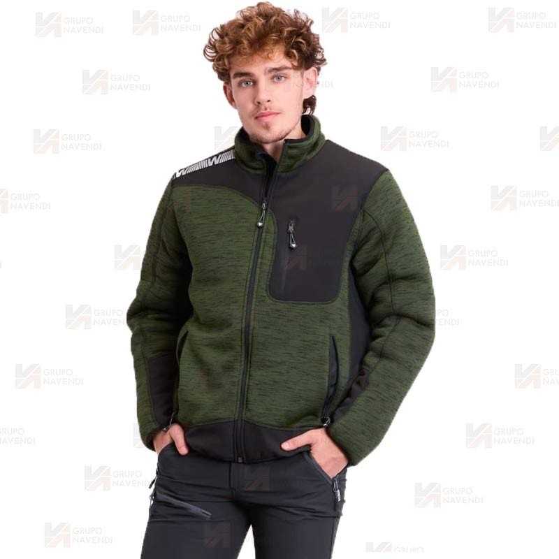 Chaqueta de punto acolchada combinada con tejido softshell