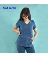 Casaca sanitaria color azul caribe, antibacteriana de manga corta y bolsillos para mujer