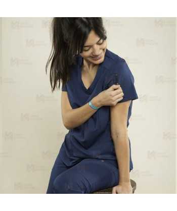 Casaca sanitaria color azul marino, antibacteriana con espalda transpirable para mujer