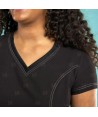 Casaca sanitaria de color negro, antibacteriana de manga corta con bolsillos para mujer