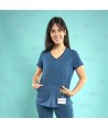 Casaca sanitaria de color azul caribe, antibacteriana de manga corta con bolsillos para mujer