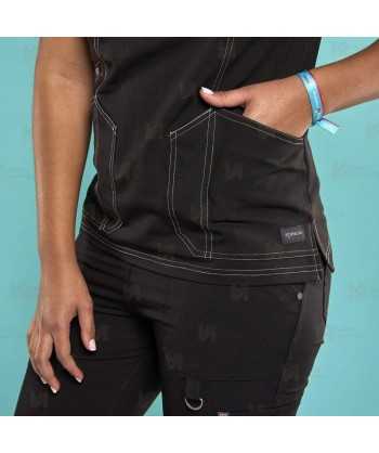 Casaca sanitaria de color negro, antibacteriana de manga corta con bolsillos para mujer