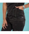 Casaca sanitaria de color negro, antibacteriana de manga corta con bolsillos para mujer