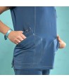 Casaca sanitaria de color azul caribe, antibacteriana de manga corta con bolsillos para mujer