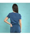 Casaca sanitaria de color azul caribe, antibacteriana de manga corta con bolsillos para mujer