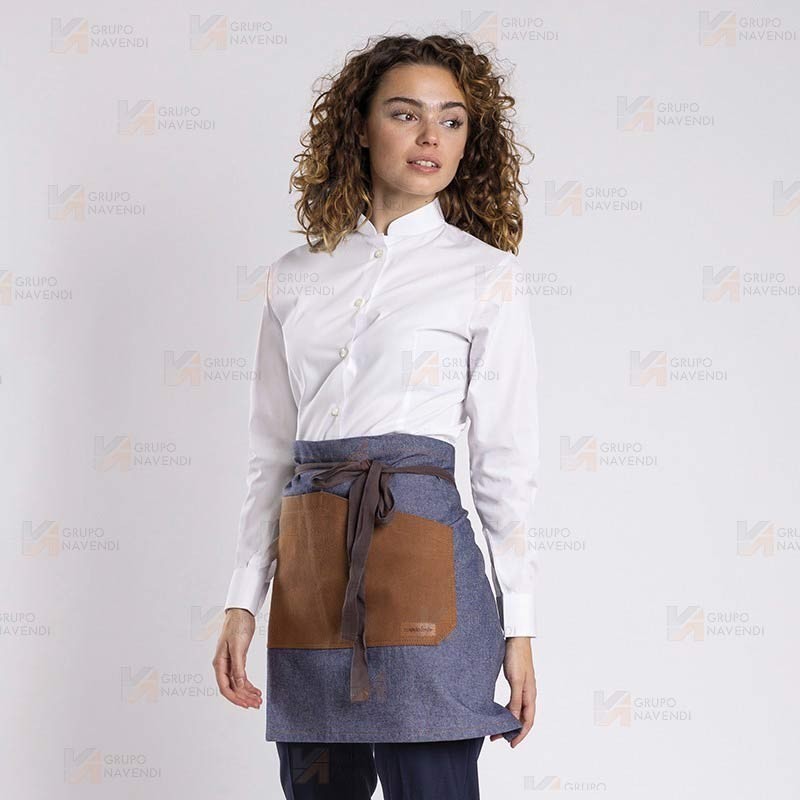 Delantal corto vaquero denim con suede o ante y bolsillo