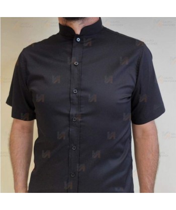 Camisa ajustada en tejido elástico y manga corta cuello mao color negro