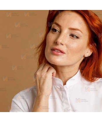 Camisa entallada y elástica de manga corta y con cuello mao -Mujer-
