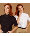 Camisa entallada y elástica de manga corta y con cuello mao -Mujer-