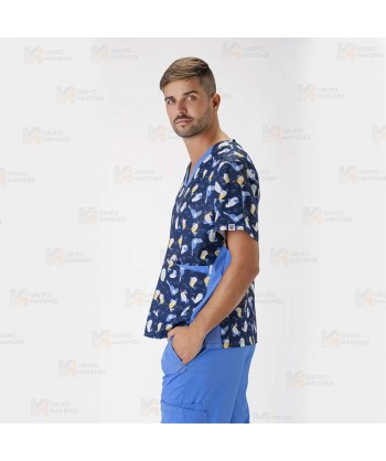 Casaca sanitaria estampada de manga corta y bolsillos