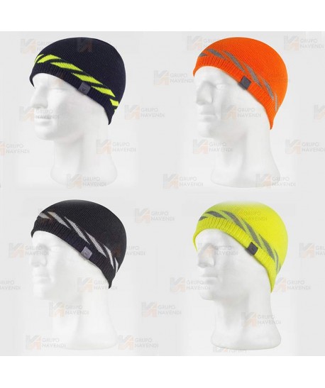 Gorro de punto con líneas discontinuas. Tejido producido a partir de botellas recicladas.