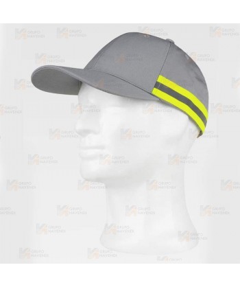 Gorra con cinta reflectante-fluorescente. Ajuste trasero con velcro.