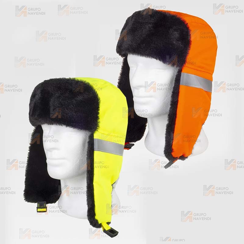 Gorro con orejeras abatibles, forrado de pelo y acolchado