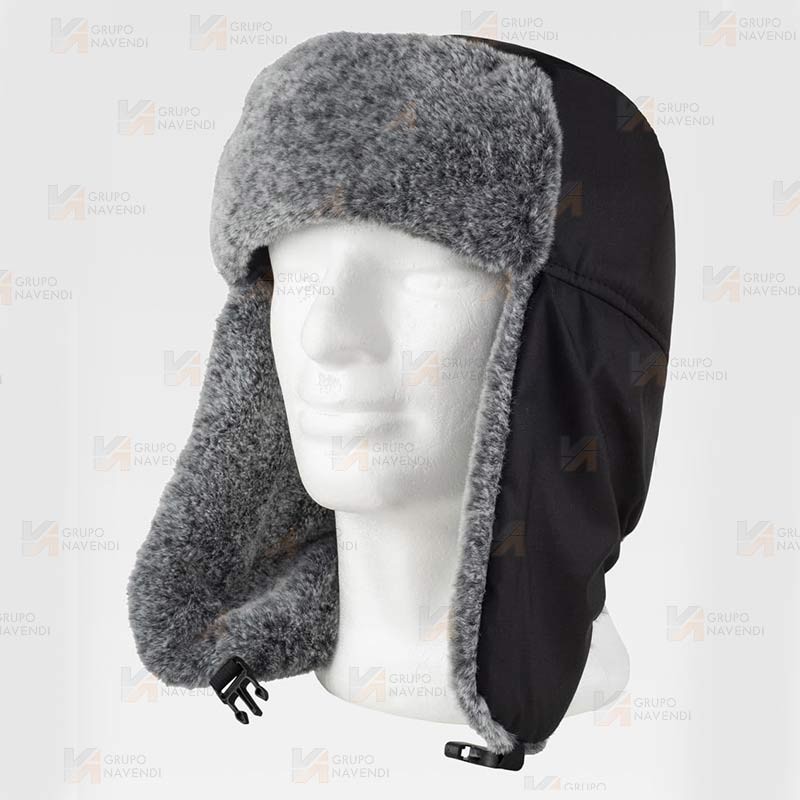 Gorro con orejeras abatibles, forrado de pelo y acolchado color negro y gris