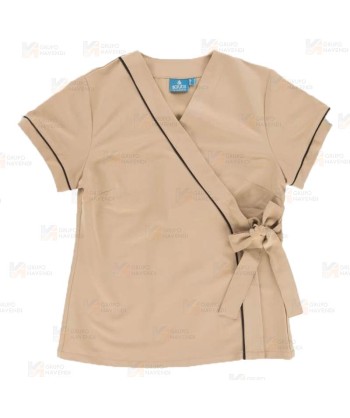 Casaca entallada de mujer cruzada y de manga corta con tejido elástico color beige