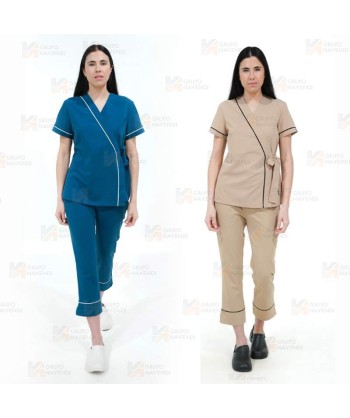 Casaca entallada de mujer cruzada y de manga corta con tejido elástico color beige
