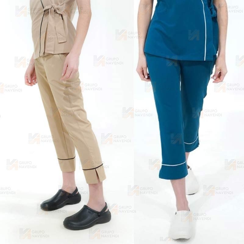 Pantalón sanitario tobillero de mujer con tejido elástico color beige