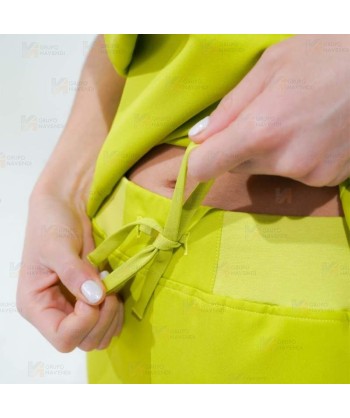 Pantalón sanitario de mujer, de campana con tejido elástico