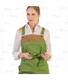 Delantal con peto en tejido canvas combinado con piel vegana color verde oliva/marrón