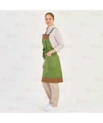Delantal con peto en tejido canvas combinado con piel vegana color verde oliva/marrón