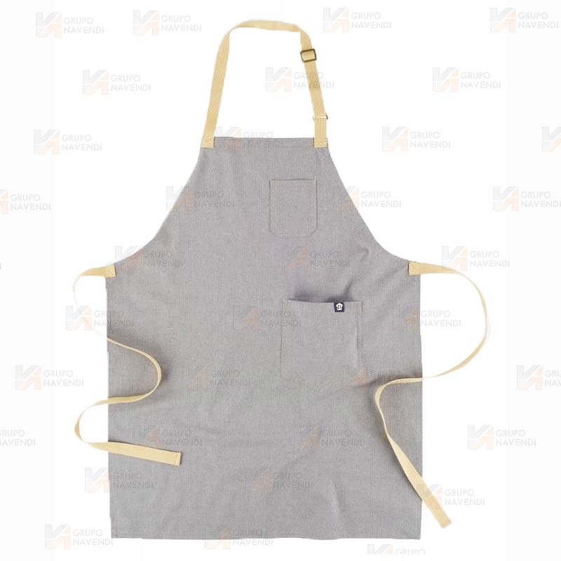 Delantal con peto en tejido de espiga color gris